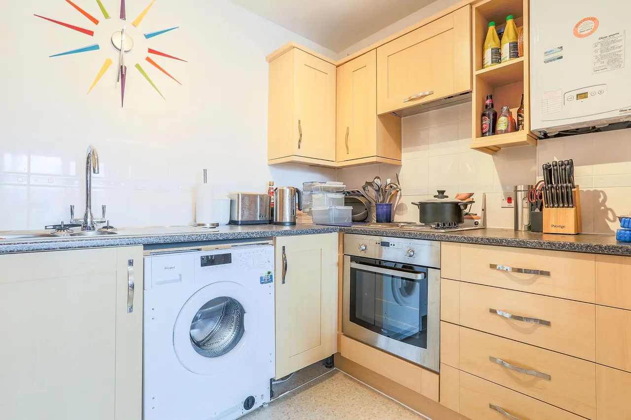 Commonwealth Drive, Crawley, RH10, photo 2
