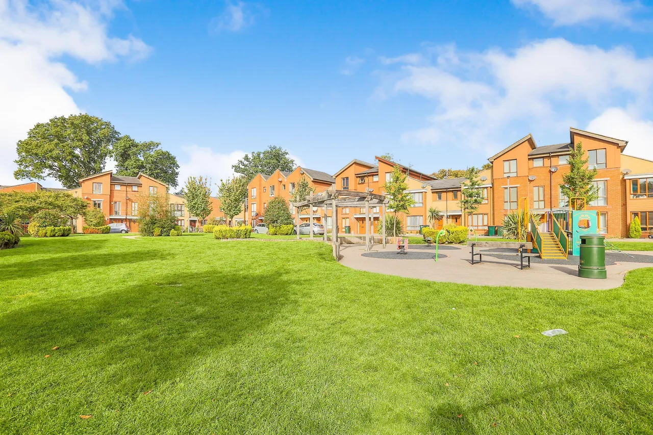 Commonwealth Drive, Crawley, RH10, photo 11
