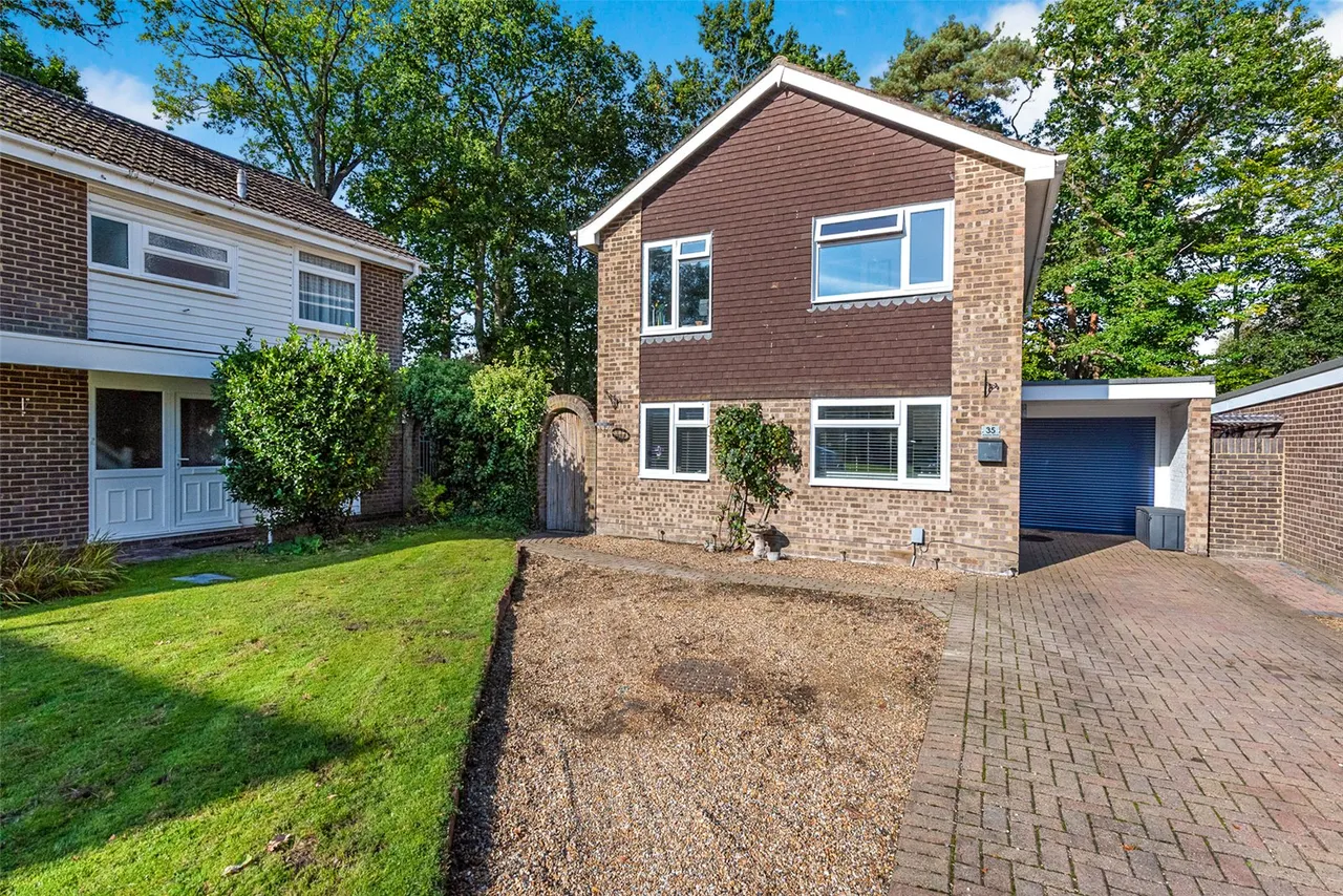 4 bed house for sale — Adams Drive, Fleet, Hampshire, GU51 3DZ