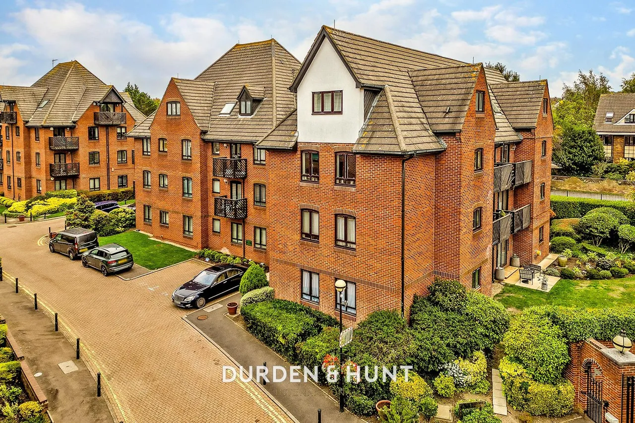 3 bed flat for sale, Epping New Road, Buckhurst Hill, IG9