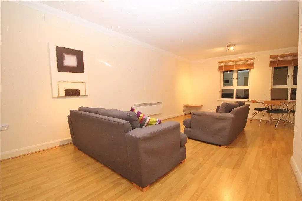 3 bed flat to rent, Ambergate Street, London, SE17