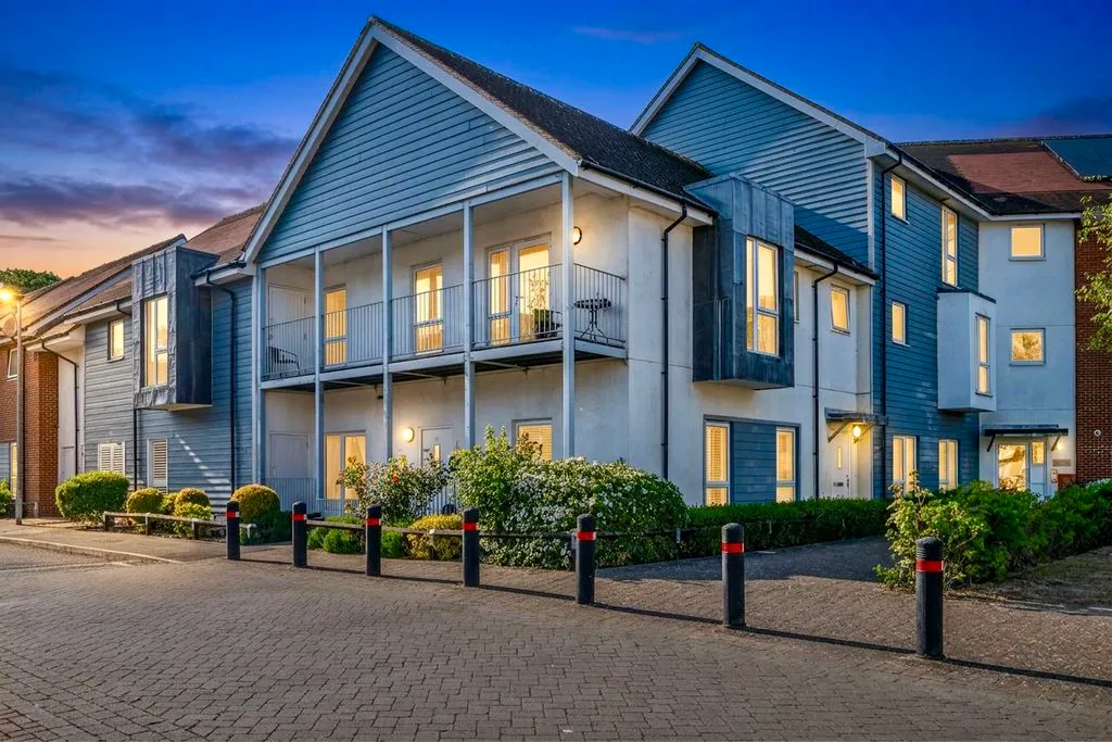 2 bed flat for sale — Howden Drive, Row Town KT15 1EA