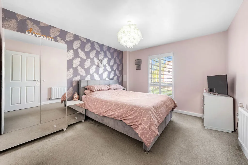Howden Drive, Row Town KT15 1EA, photo 6