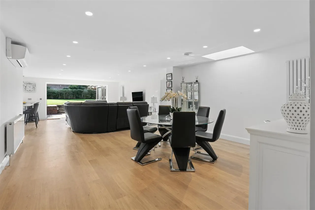 Chapel Way, Epsom, KT18, photo 9