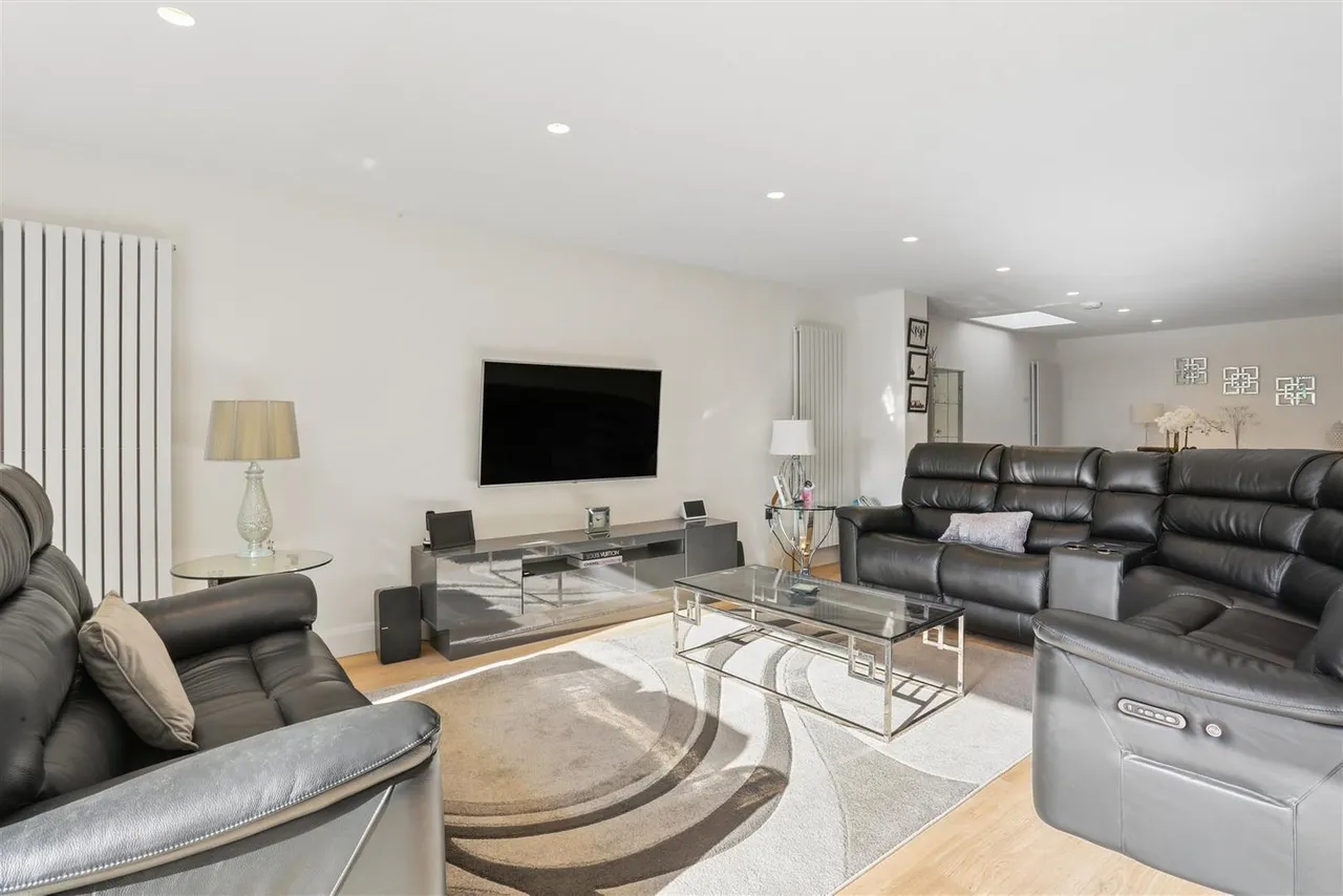 Chapel Way, Epsom, KT18, photo 2