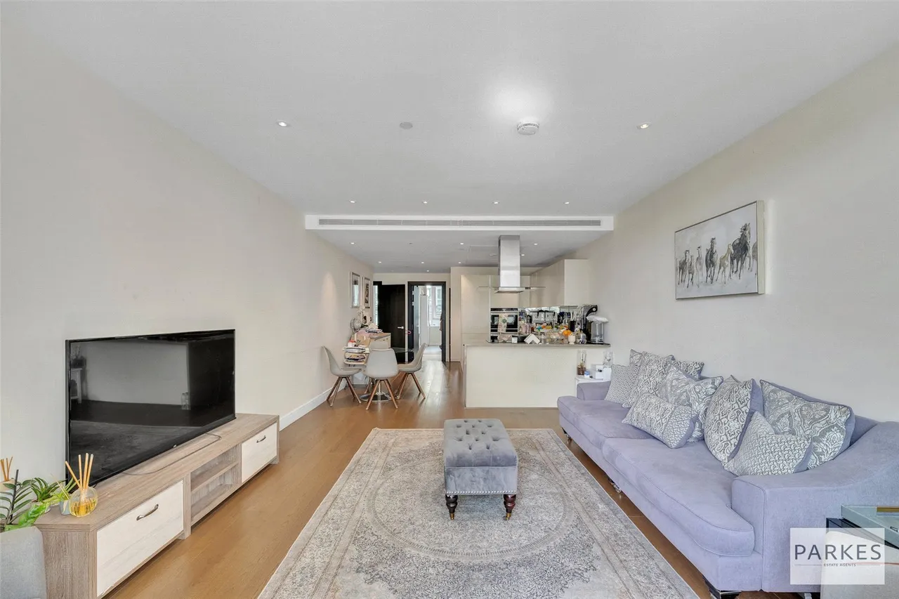3 bed flat for sale — Sopwith Way, London, SW11 8NS
