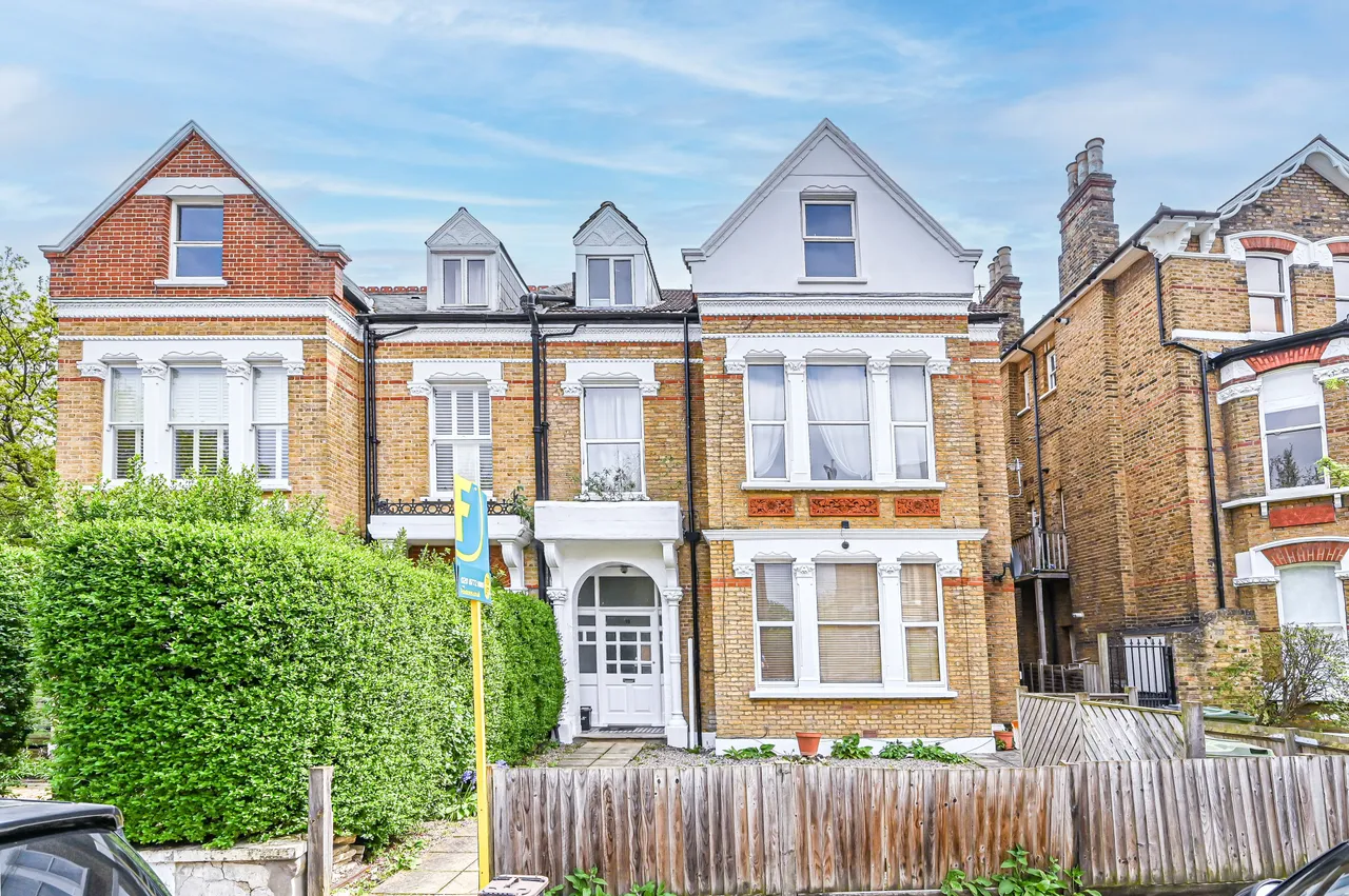 2 bed flat to rent — Flat 1, 1b Montrell Road, London