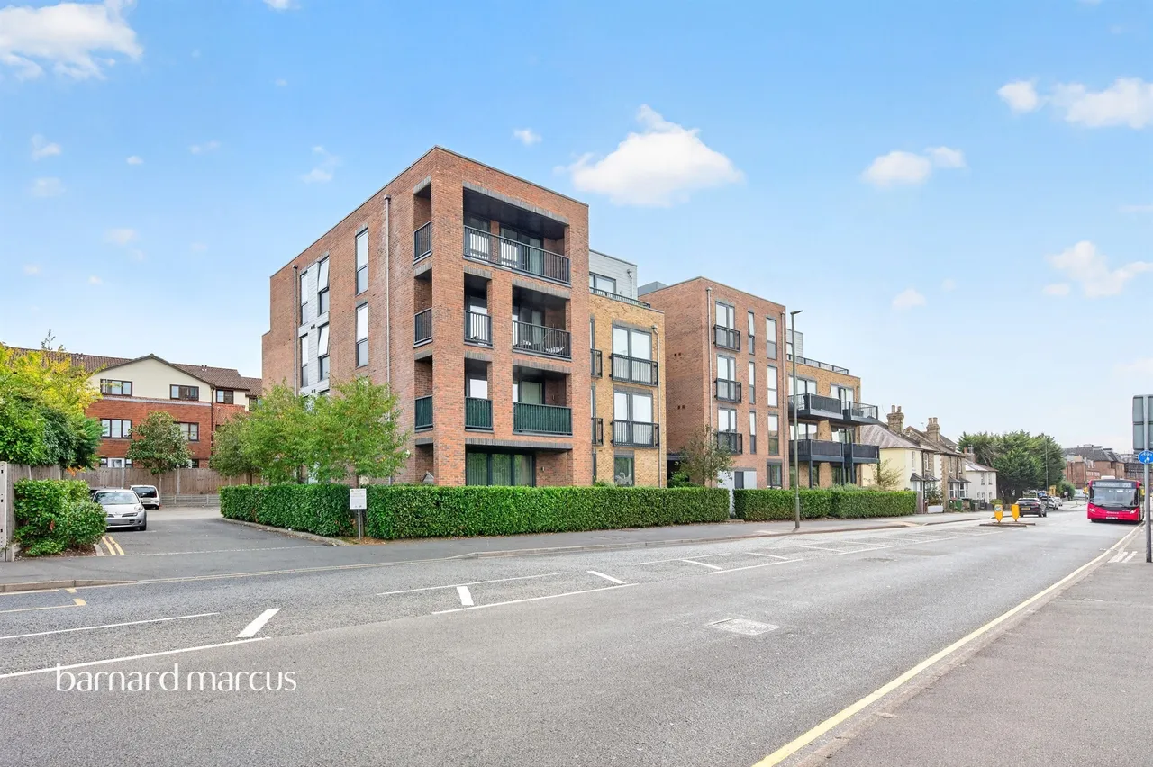 2 bed flat for sale, East Street, Epsom, KT17