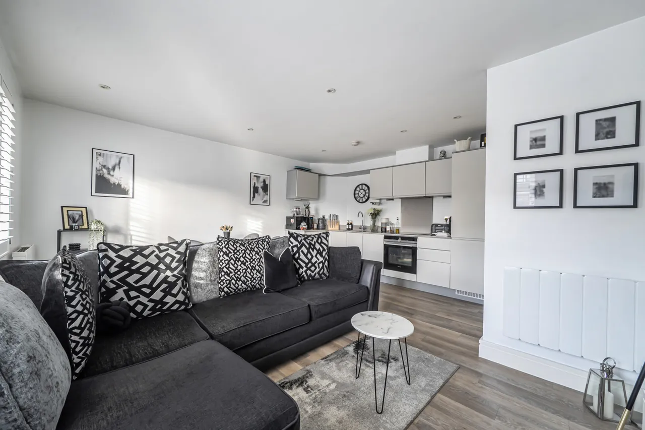 1 bed flat for sale, The Broadway, Farnham Common, SL2