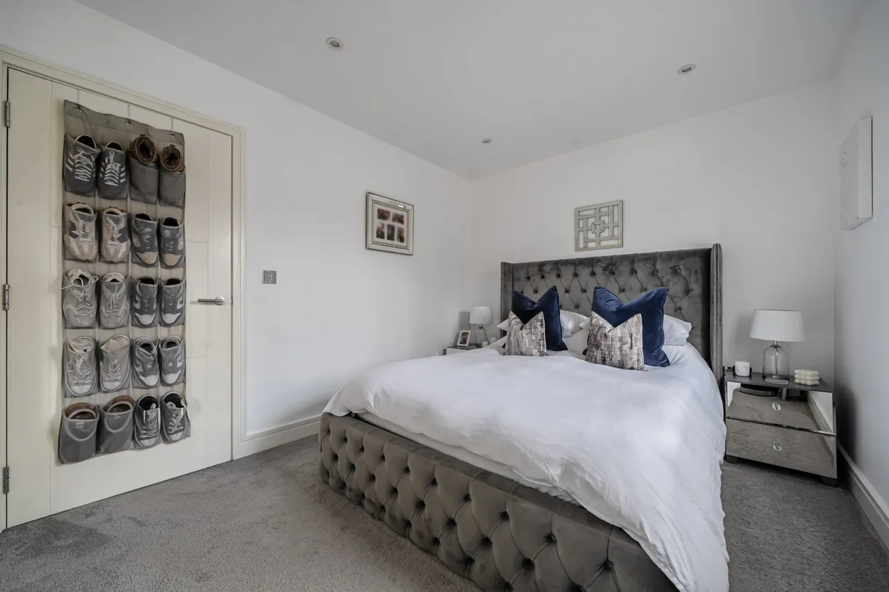 The Broadway, Farnham Common, SL2, photo 11