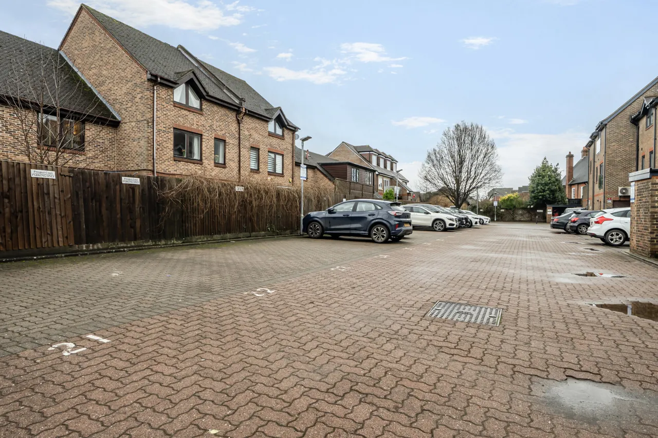 The Broadway, Farnham Common, SL2, photo 20