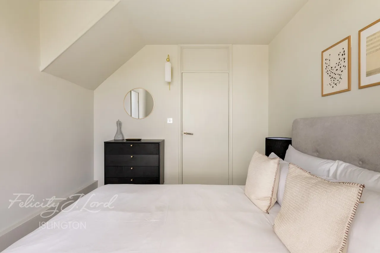 3 bed property for sale, Newington Green, London
