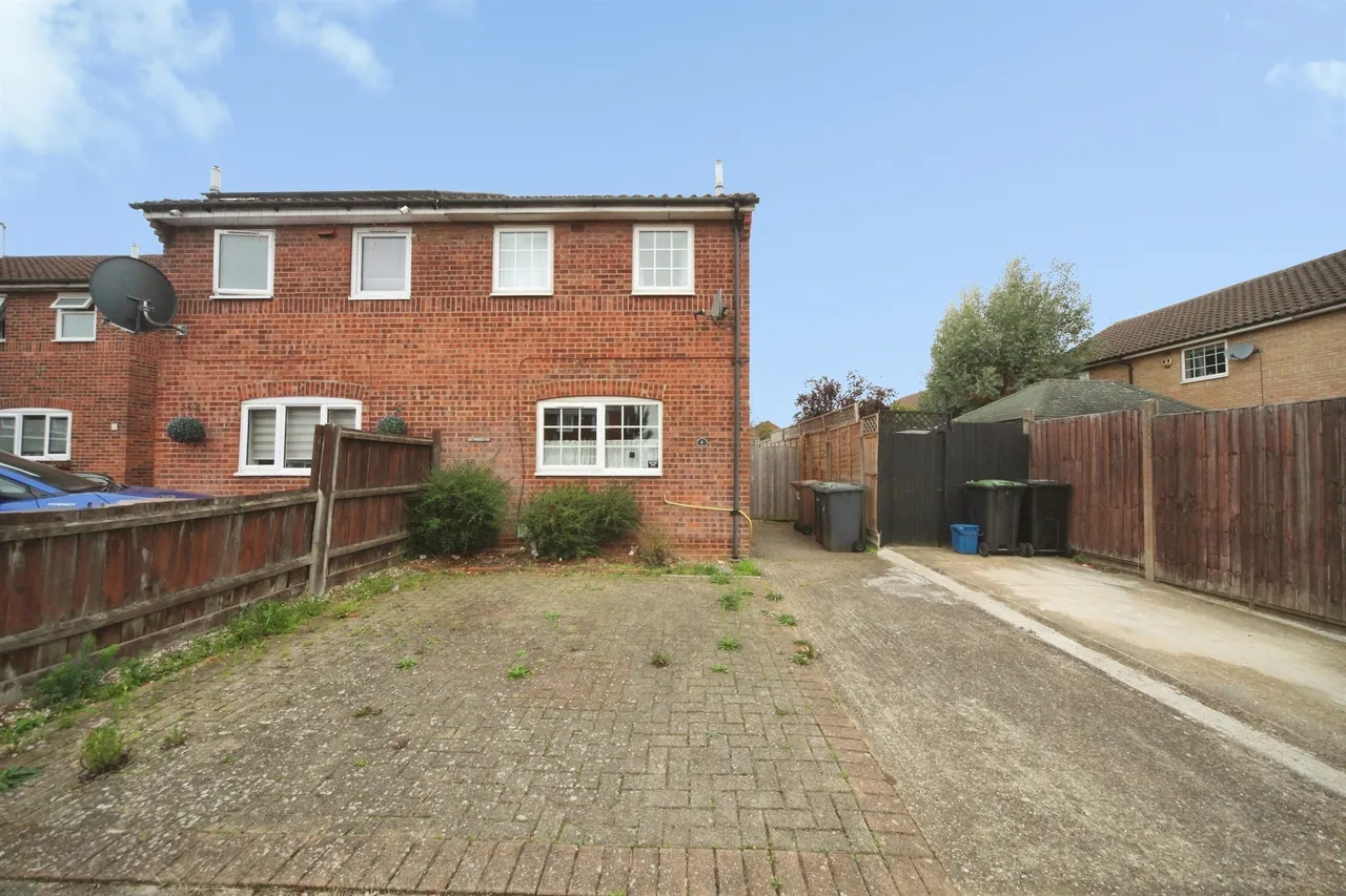 2 bed house for sale, Buzzard Road, Luton, LU4