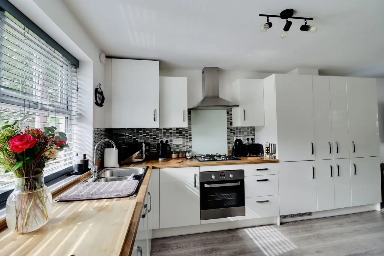 Manywells Close, Cullingworth, BD13, photo 3