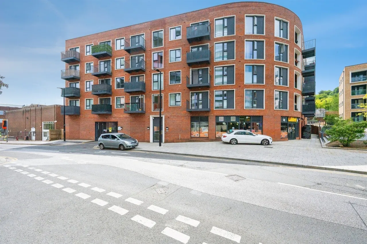 2 bed flat for sale, Lilys Walk, High Wycombe, HP11