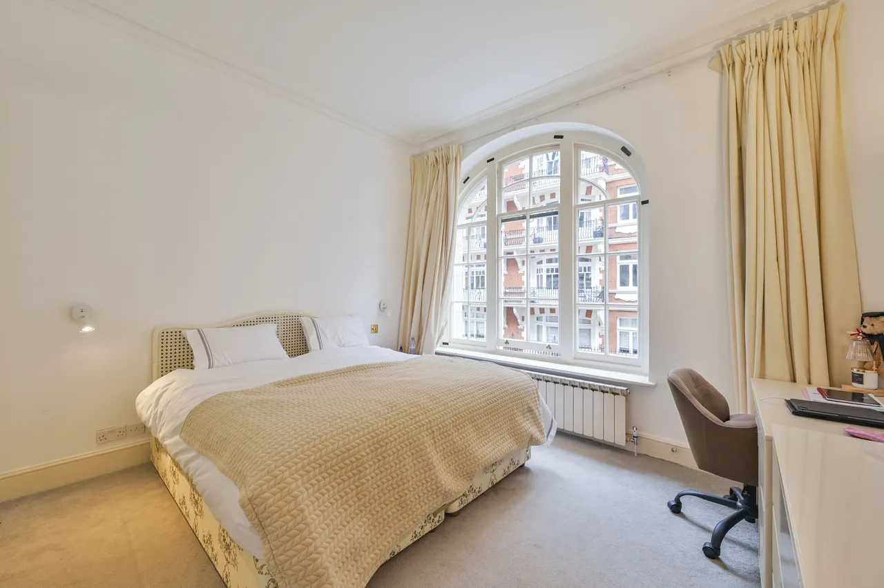 3 bed flat for sale — 15 Lincoln House, Basil Street, London