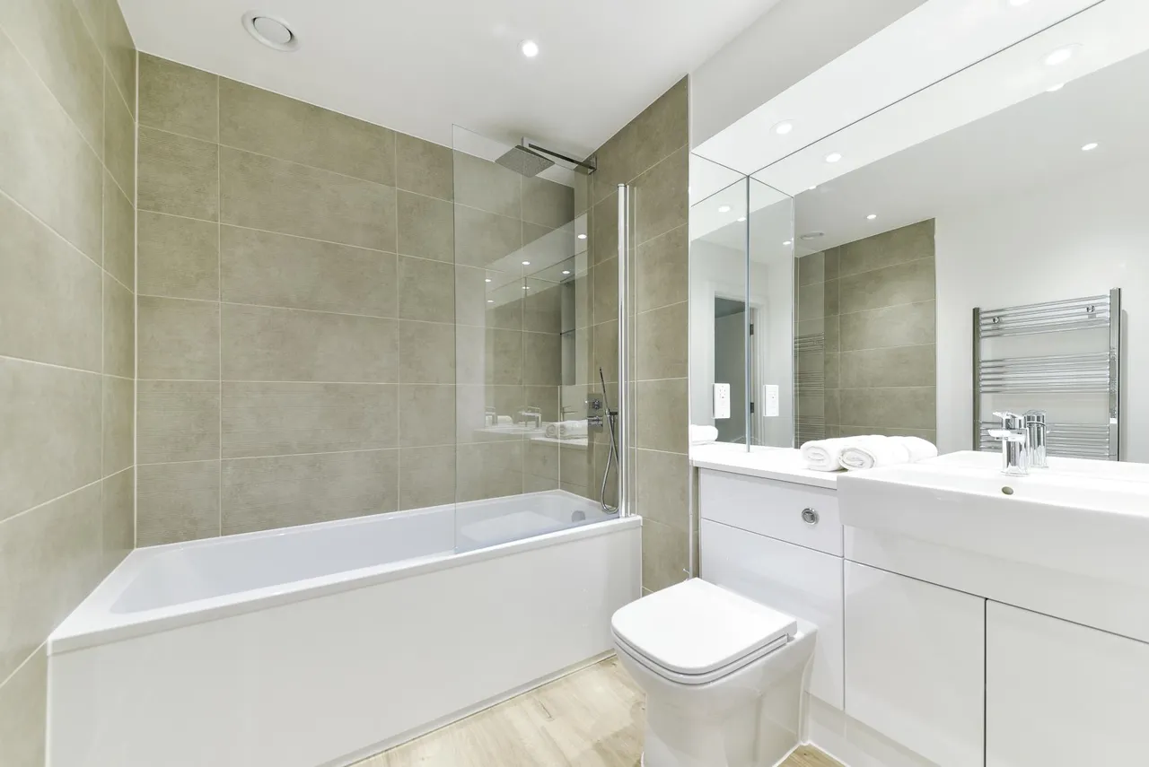London Square, Staines Upon Thames, TW18, photo 10