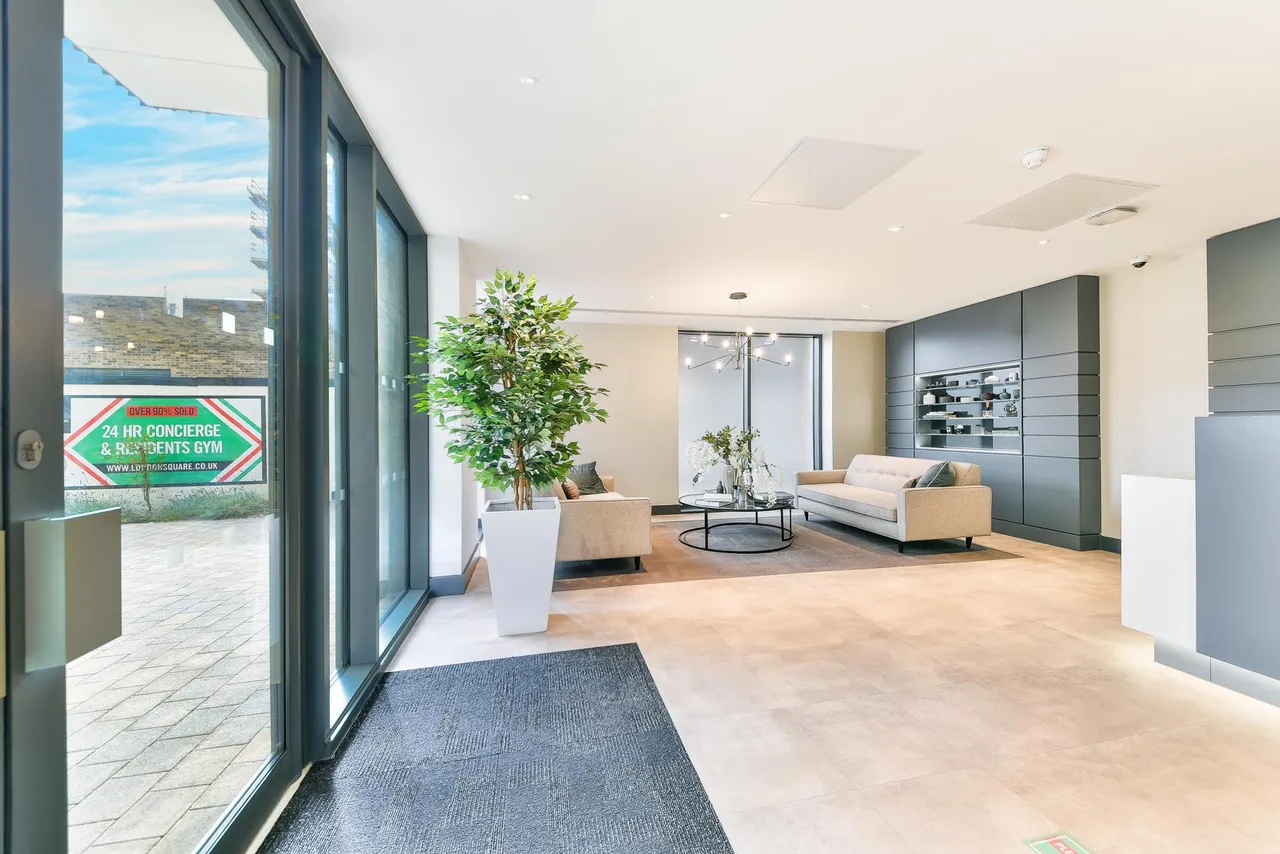 London Square, Staines Upon Thames, TW18, photo 11