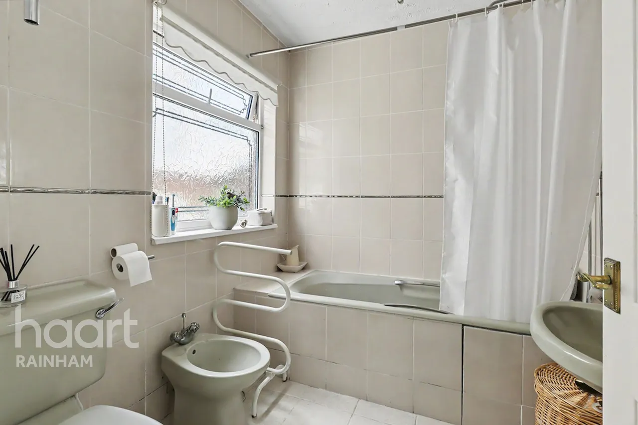 Upminster Road North, Rainham, RM13, photo 6