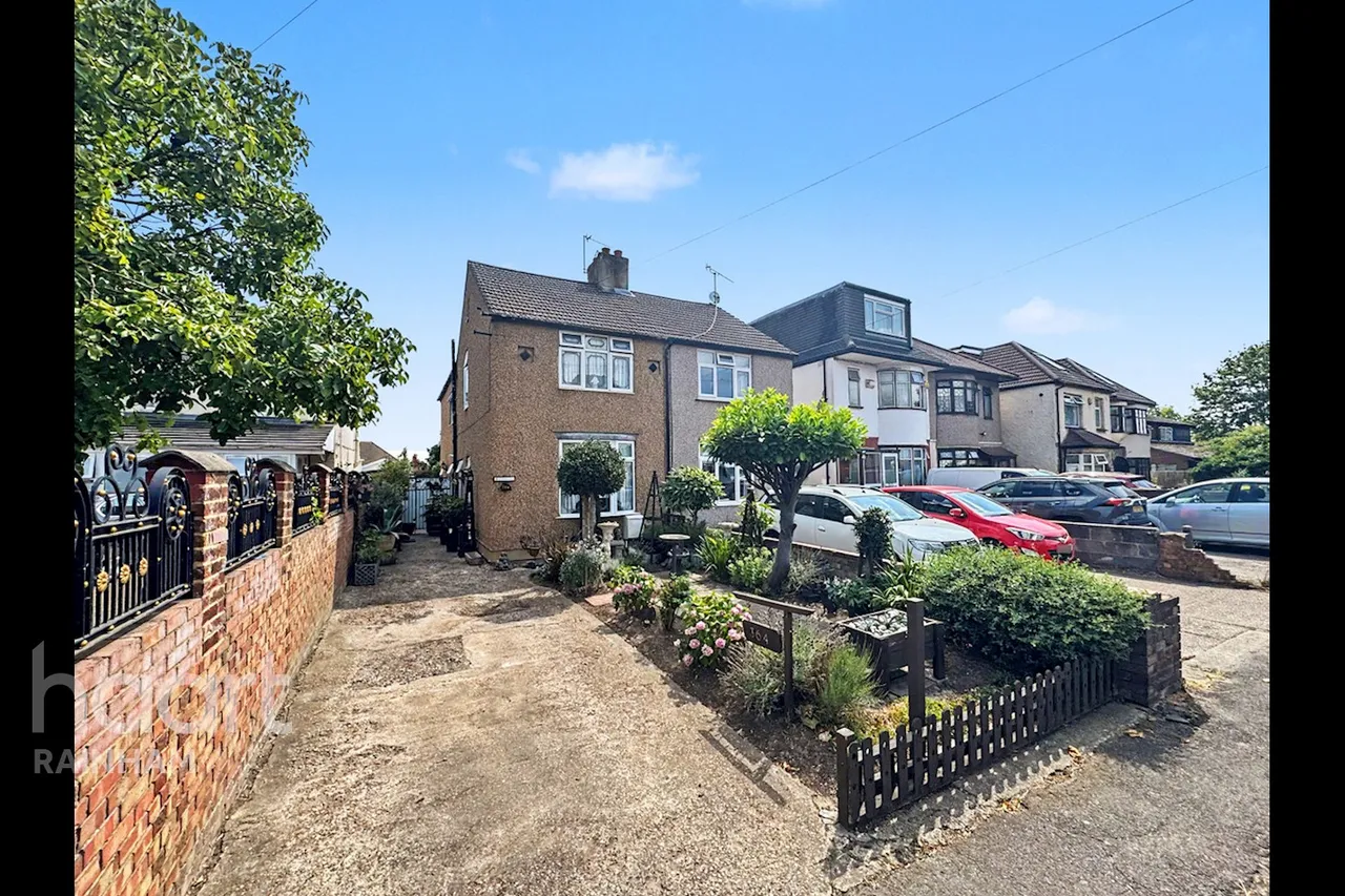 3 bed house for sale, Upminster Road North, Rainham, RM13
