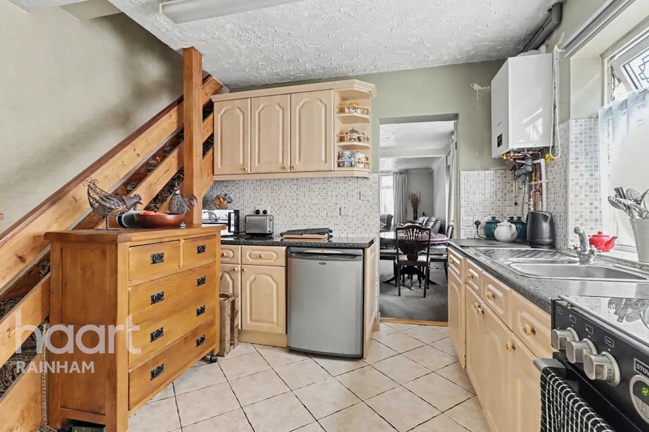 Upminster Road North, Rainham, RM13, photo 4