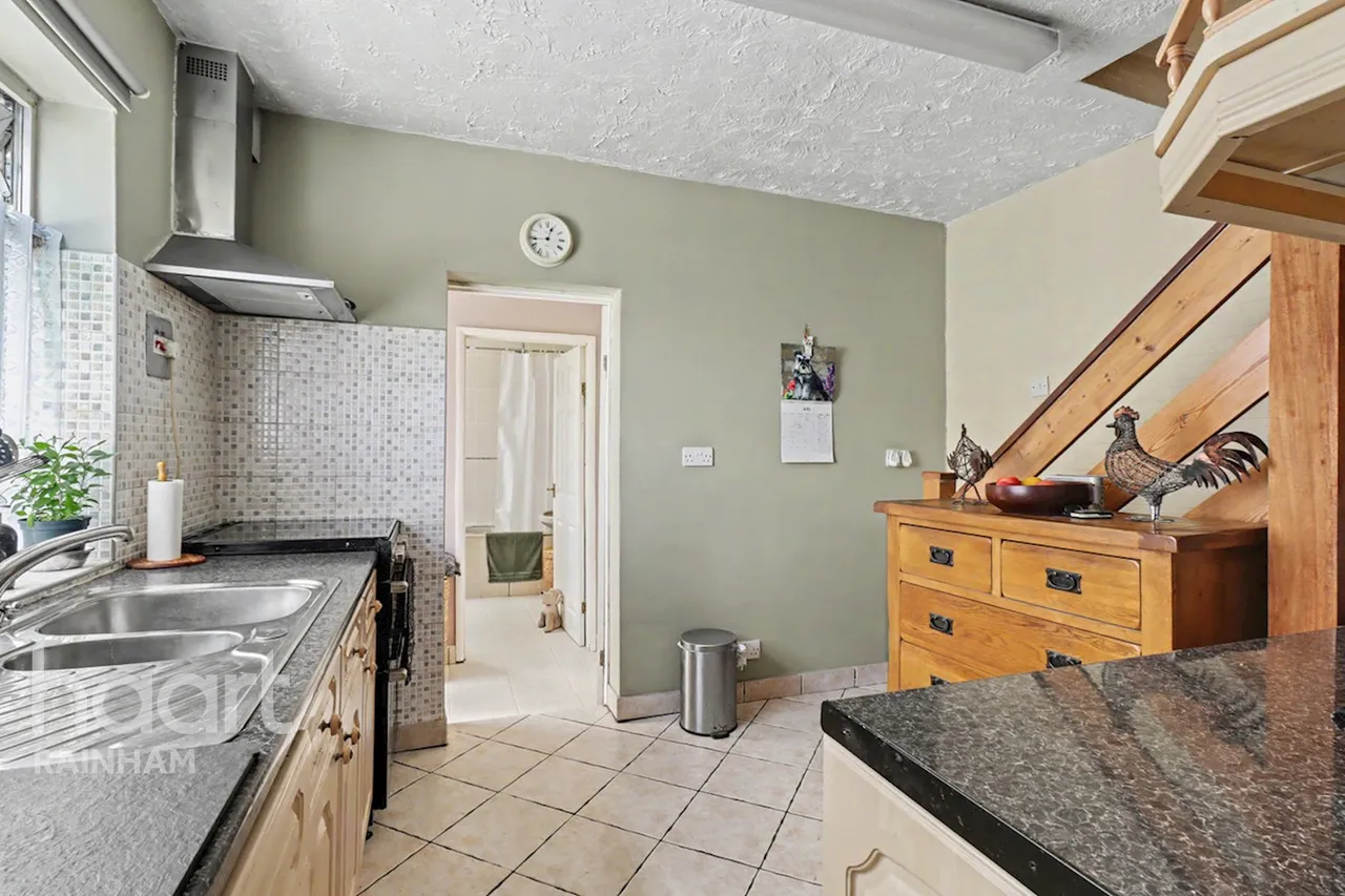 Upminster Road North, Rainham, RM13, photo 5