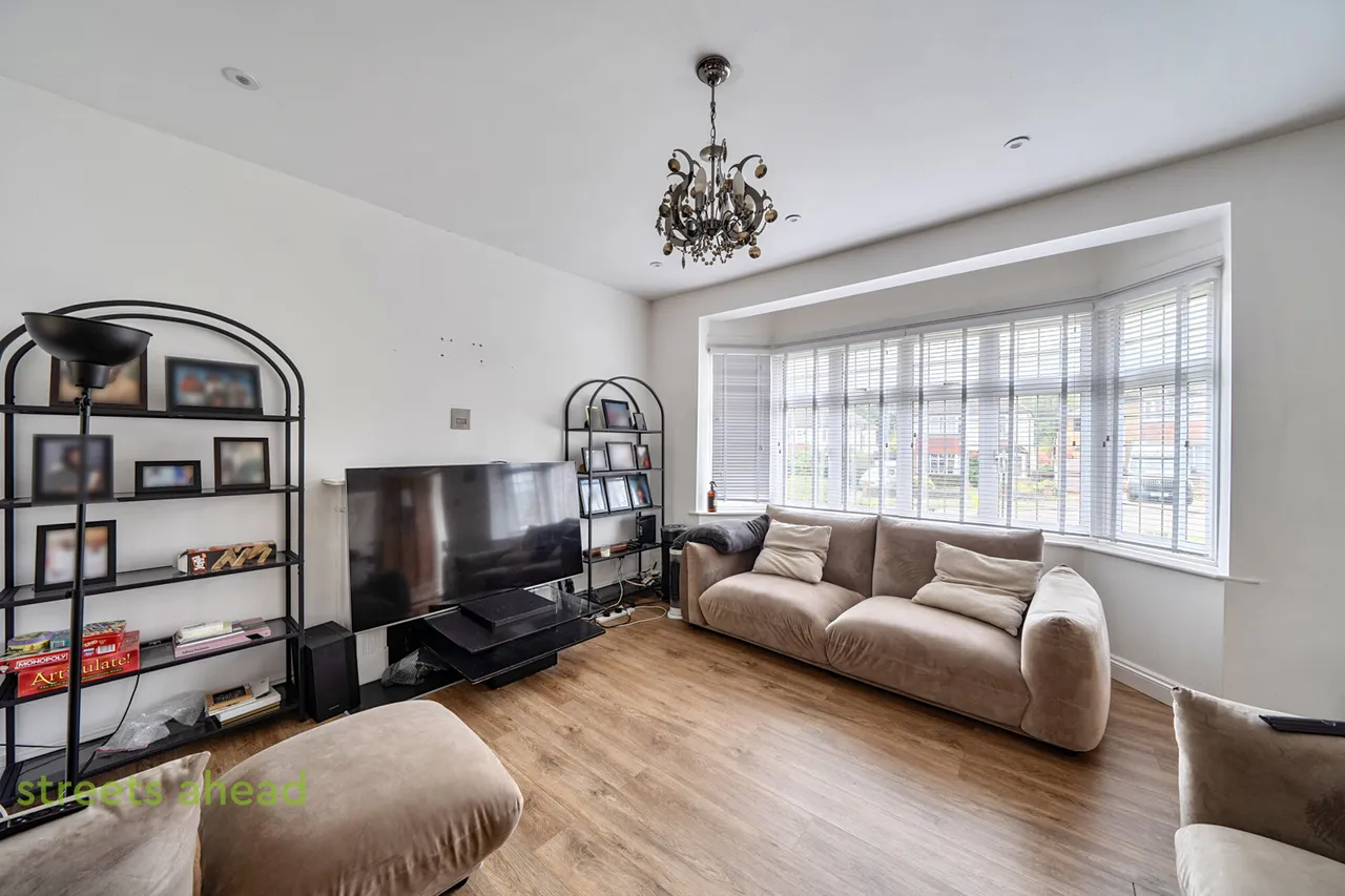 Byron Avenue, Coulsdon, CR5, photo 2