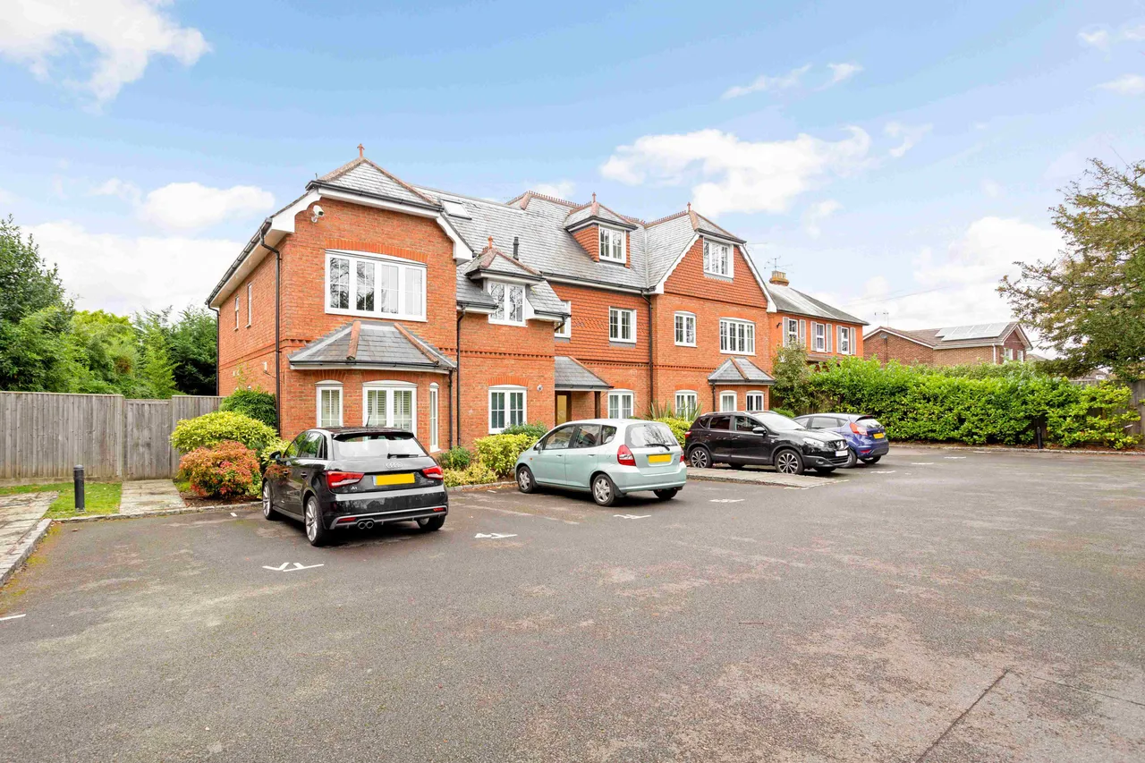 2 bed flat for sale — Finchampstead Road, Wokingham, RG41