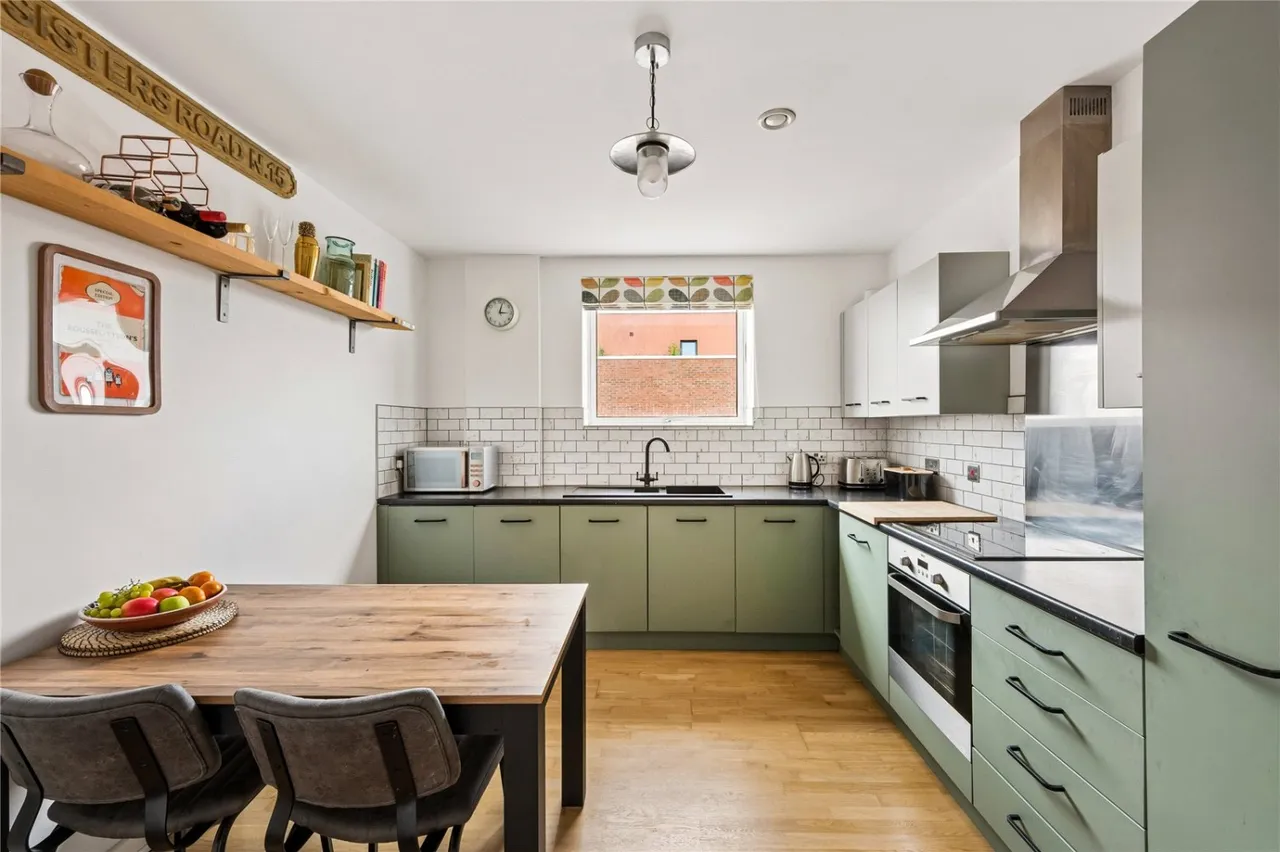 Bathurst Square, London, N15, photo 8