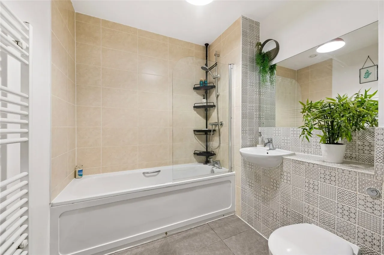 Bathurst Square, London, N15, photo 21