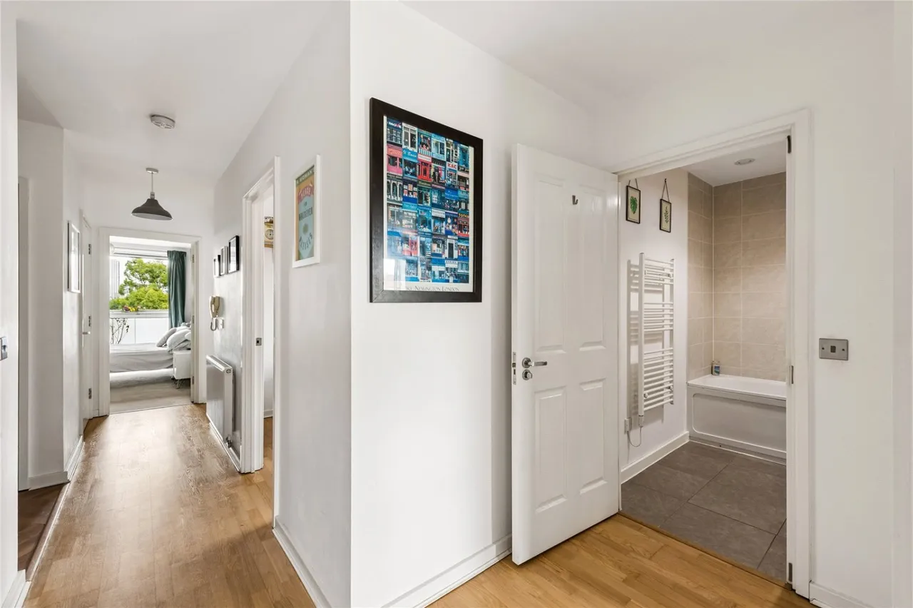 Bathurst Square, London, N15, photo 6