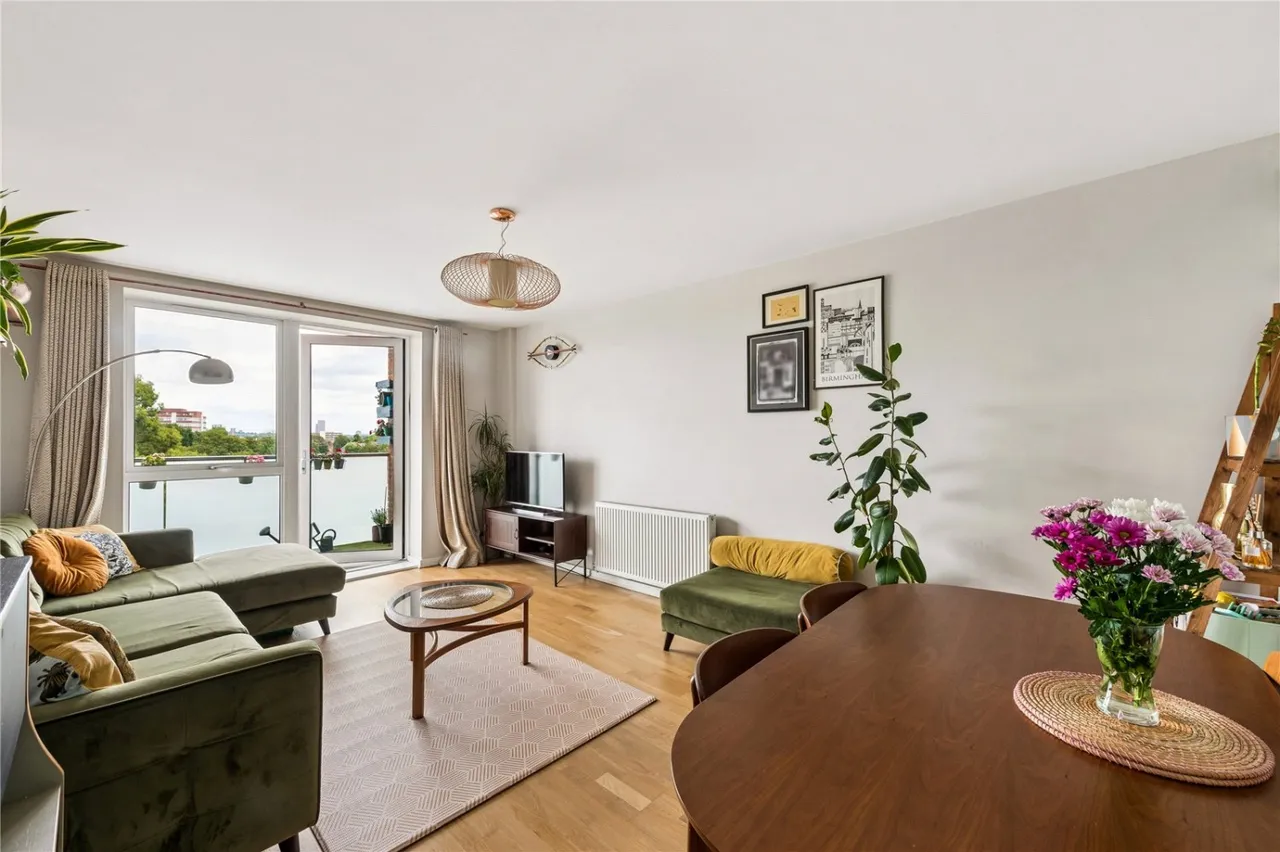 3 bed flat for sale, Bathurst Square, London, N15
