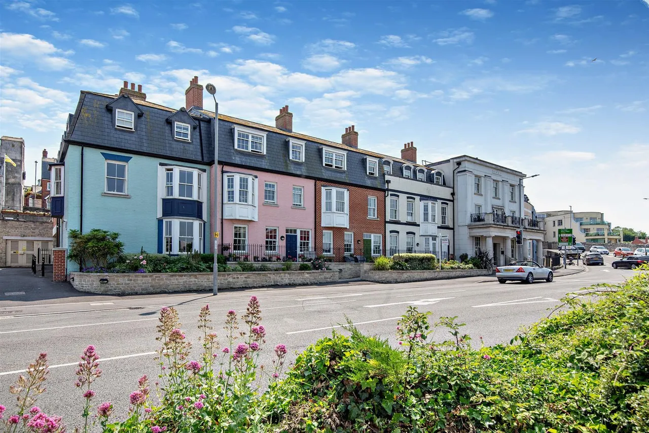 1 bed flat for sale, North Quay, Weymouth, DT4