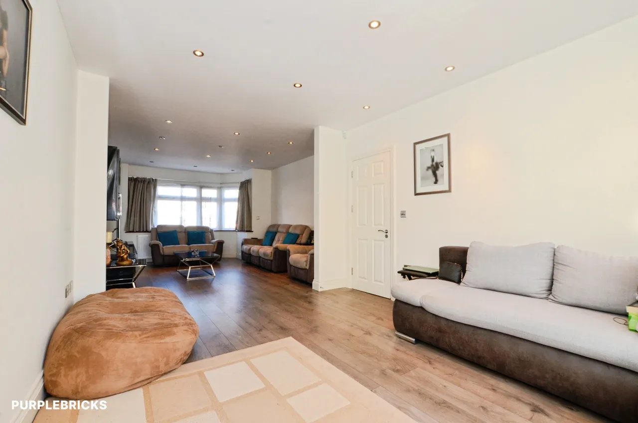Sandringham Gardens, London, N12, photo 6