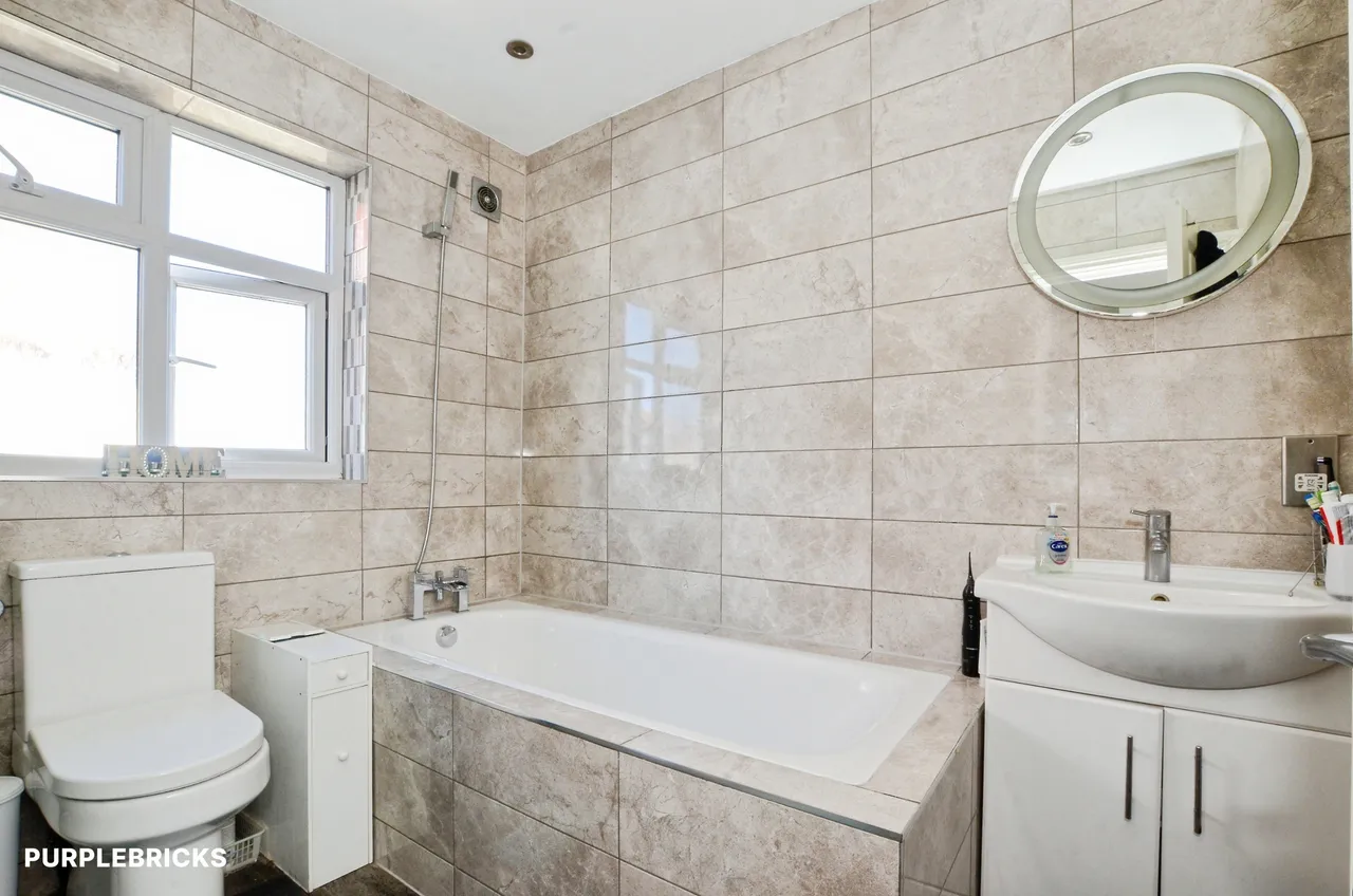 Sandringham Gardens, London, N12, photo 16