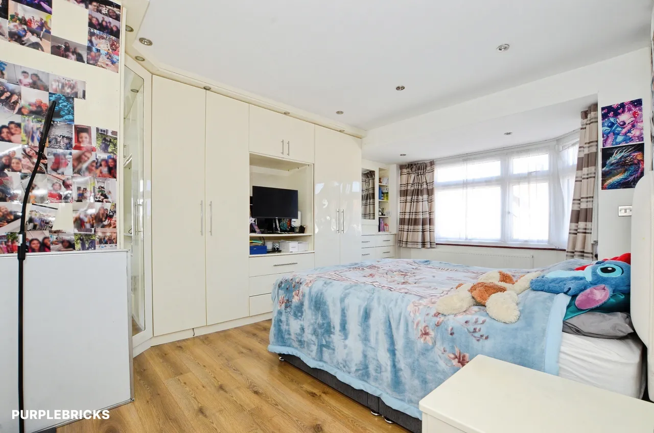 Sandringham Gardens, London, N12, photo 17
