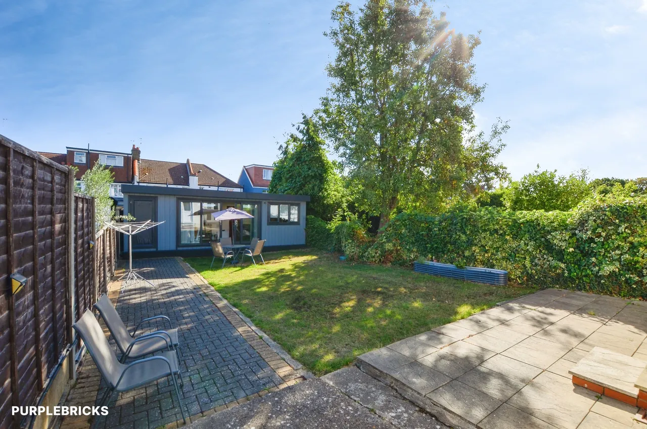 Sandringham Gardens, London, N12, photo 28