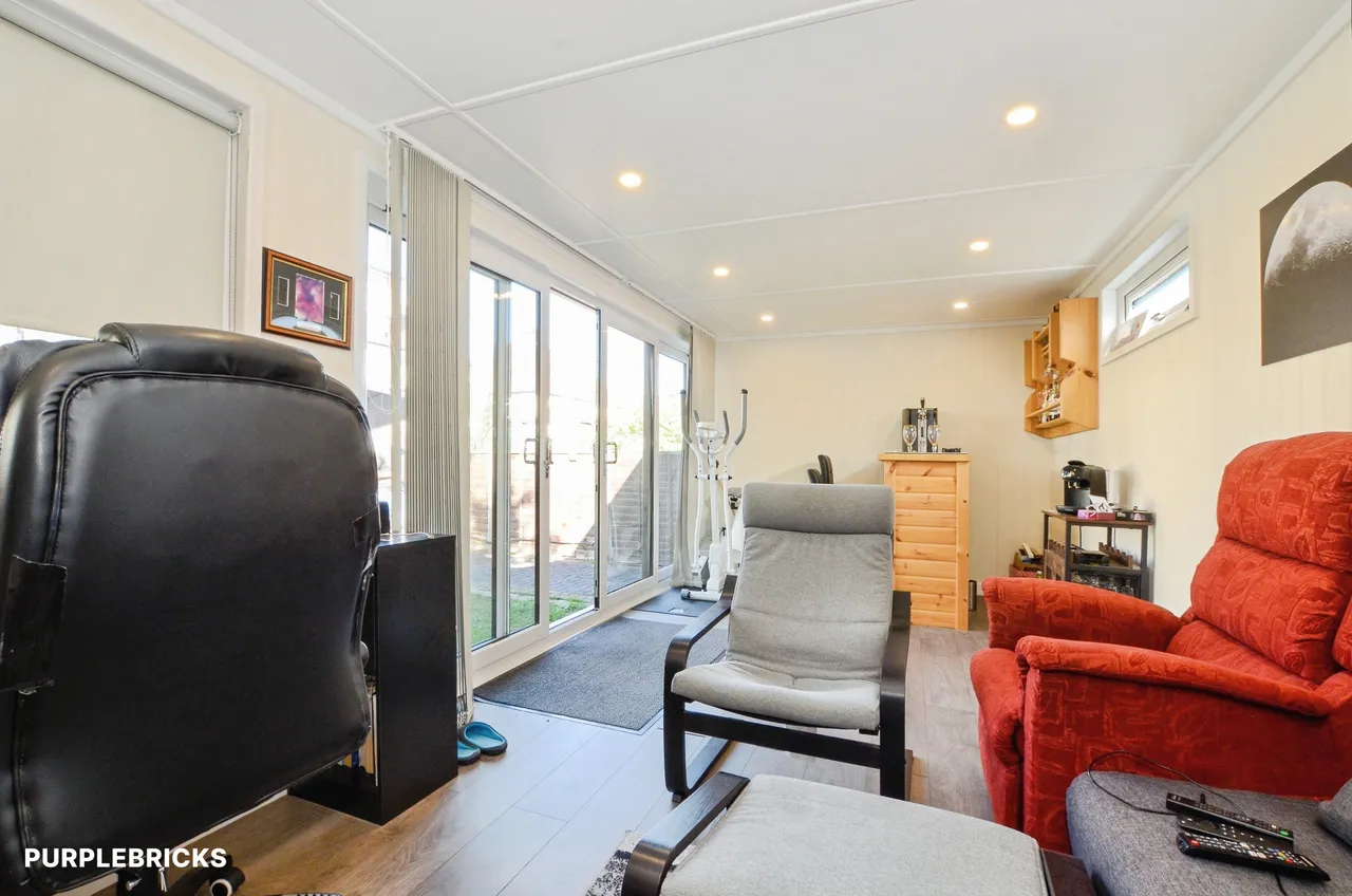Sandringham Gardens, London, N12, photo 26