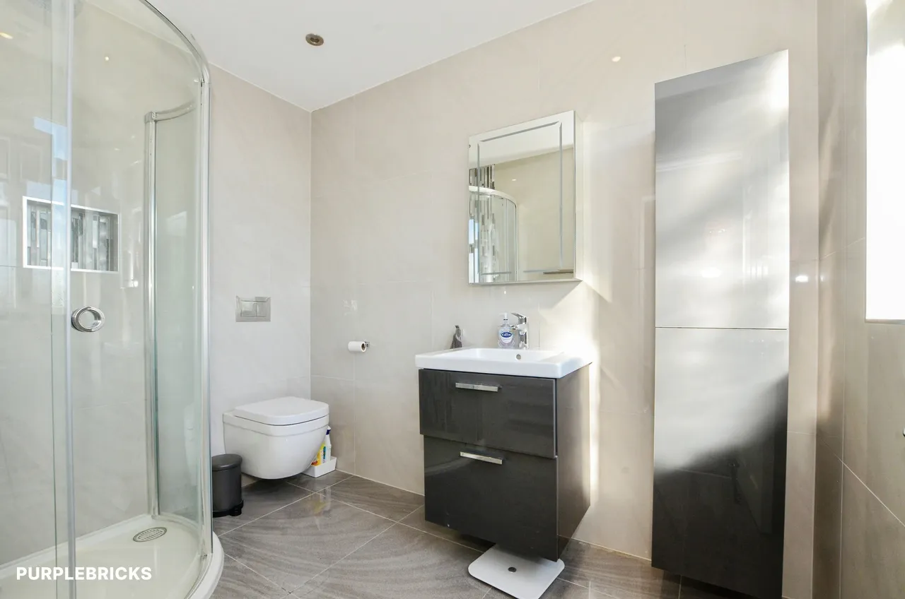 Sandringham Gardens, London, N12, photo 22