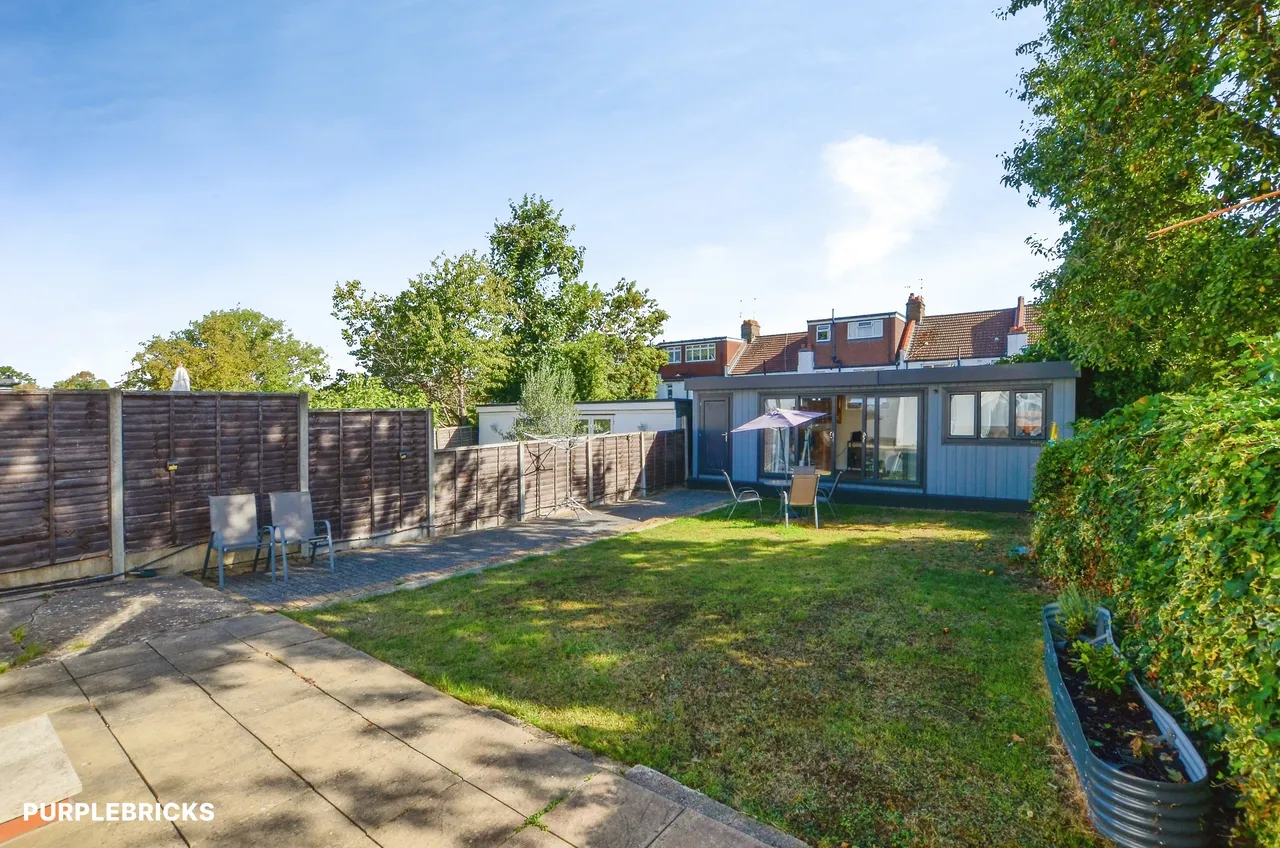 Sandringham Gardens, London, N12, photo 27