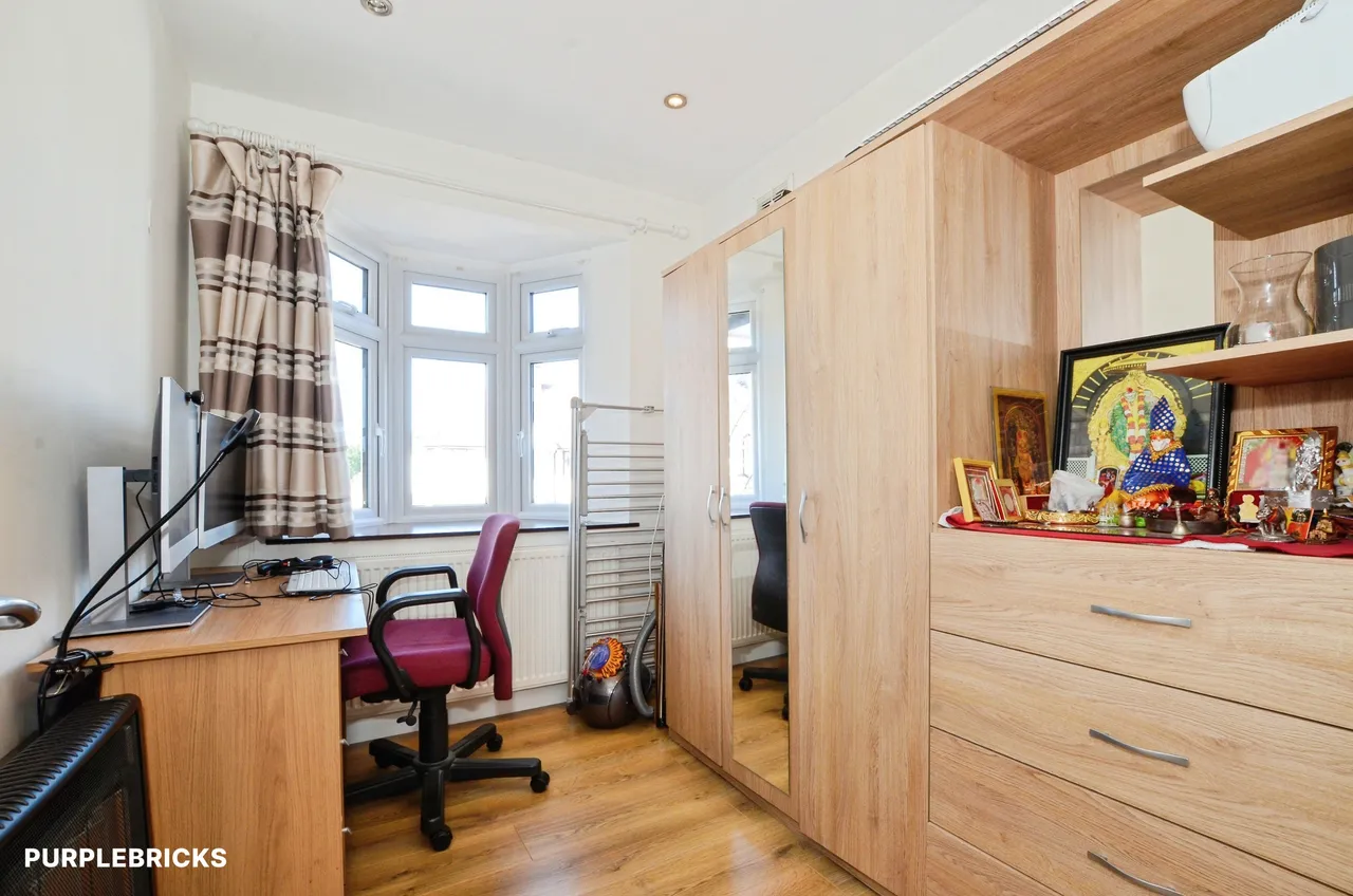 Sandringham Gardens, London, N12, photo 19