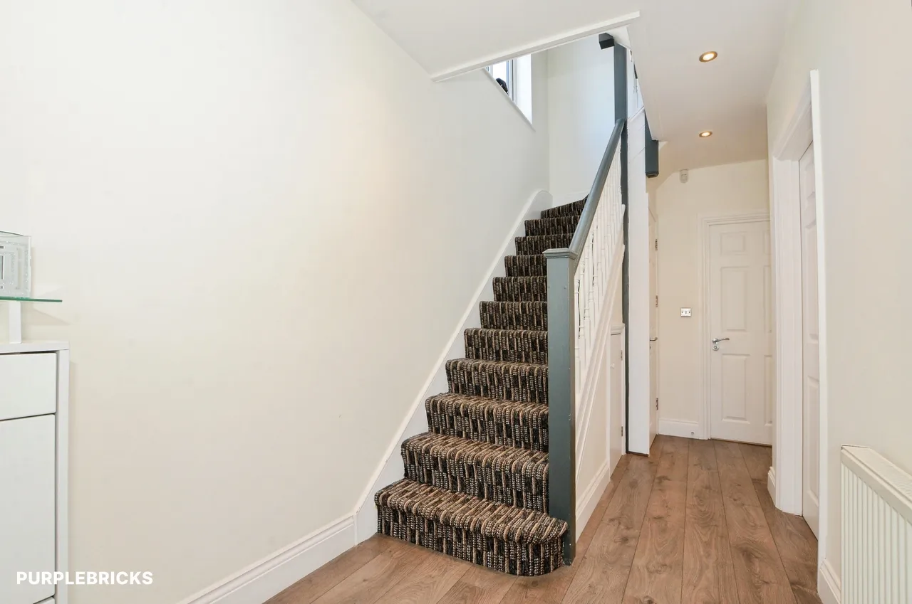 Sandringham Gardens, London, N12, photo 12