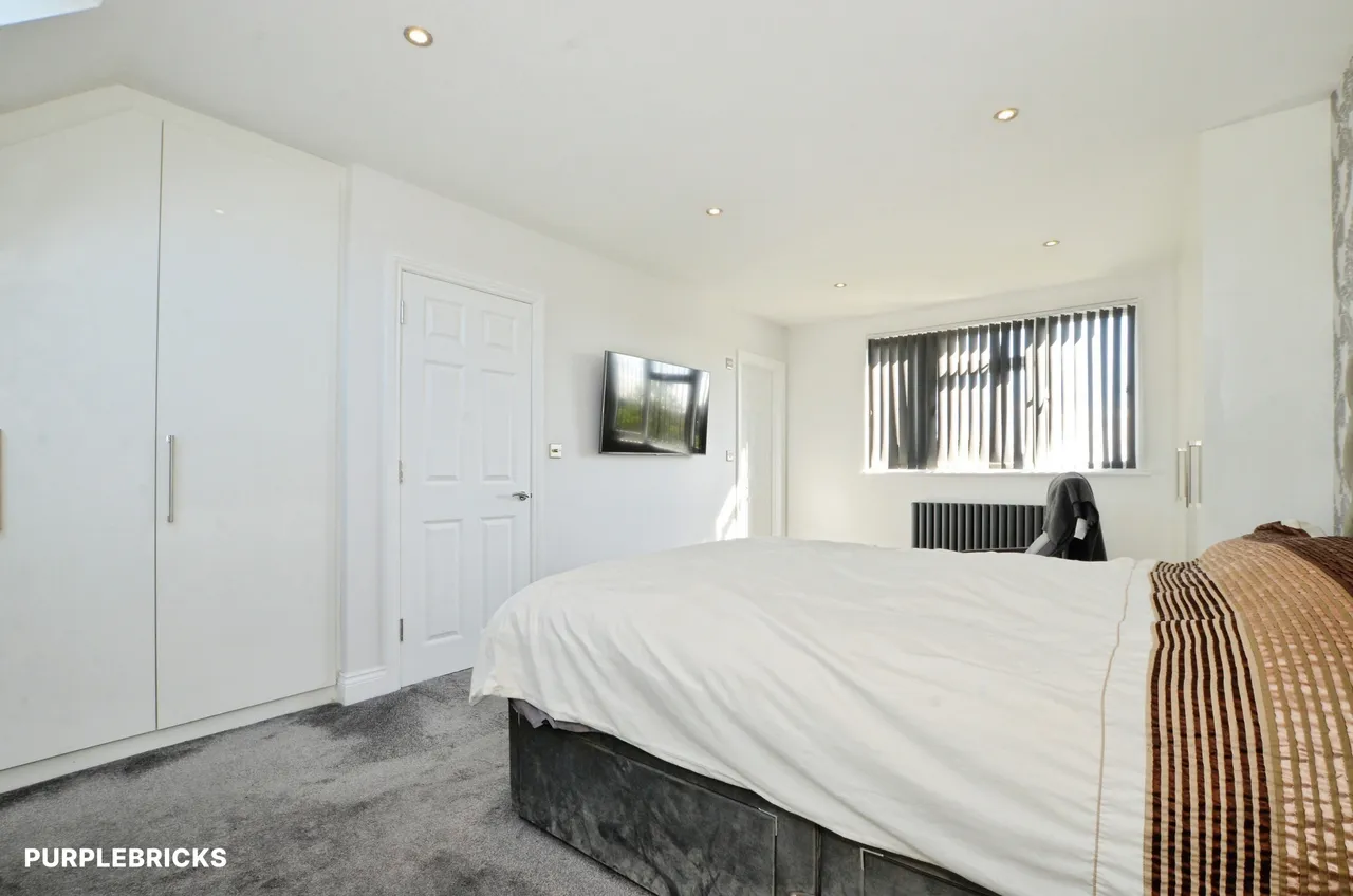 Sandringham Gardens, London, N12, photo 15