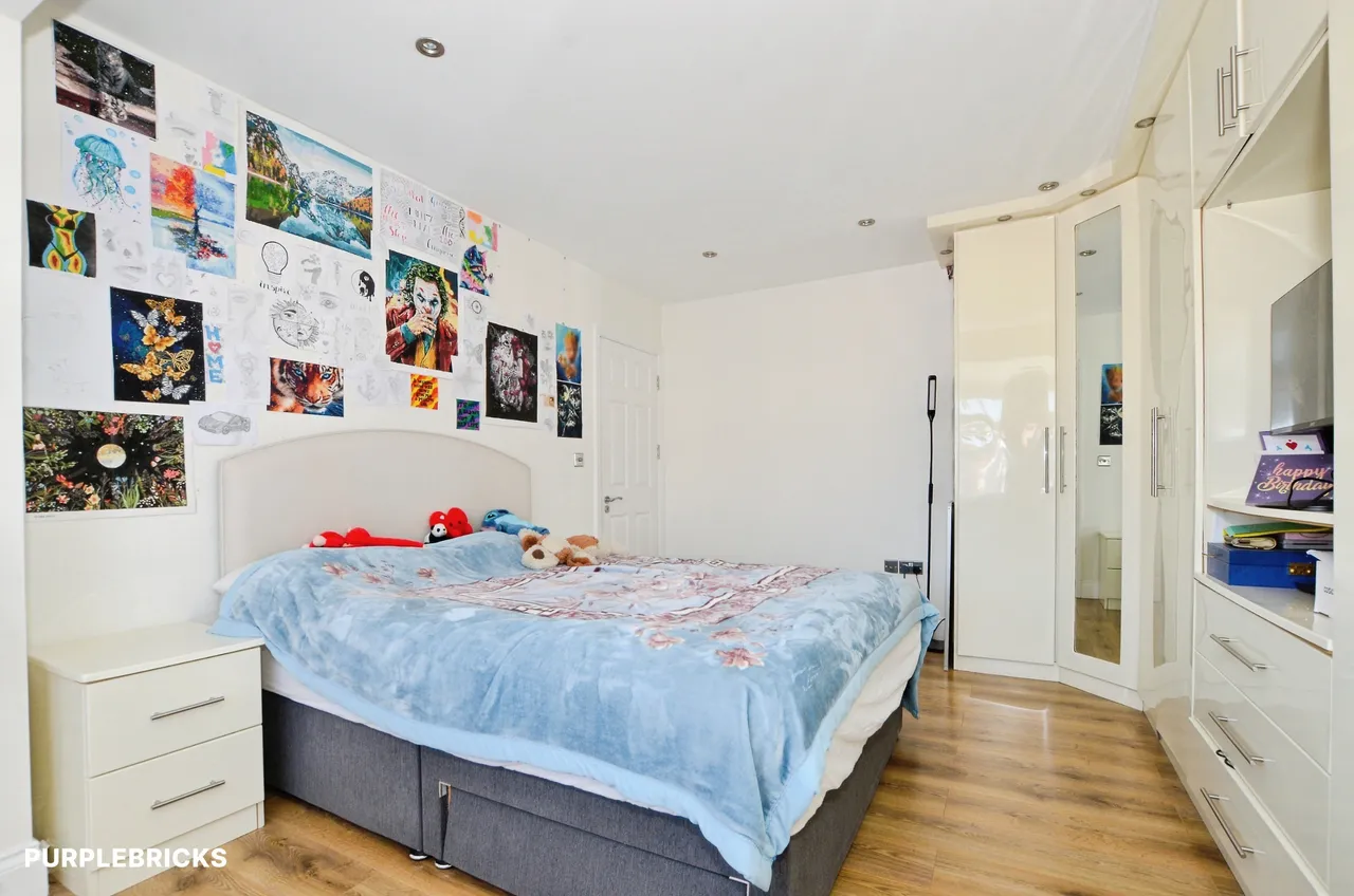 Sandringham Gardens, London, N12, photo 18