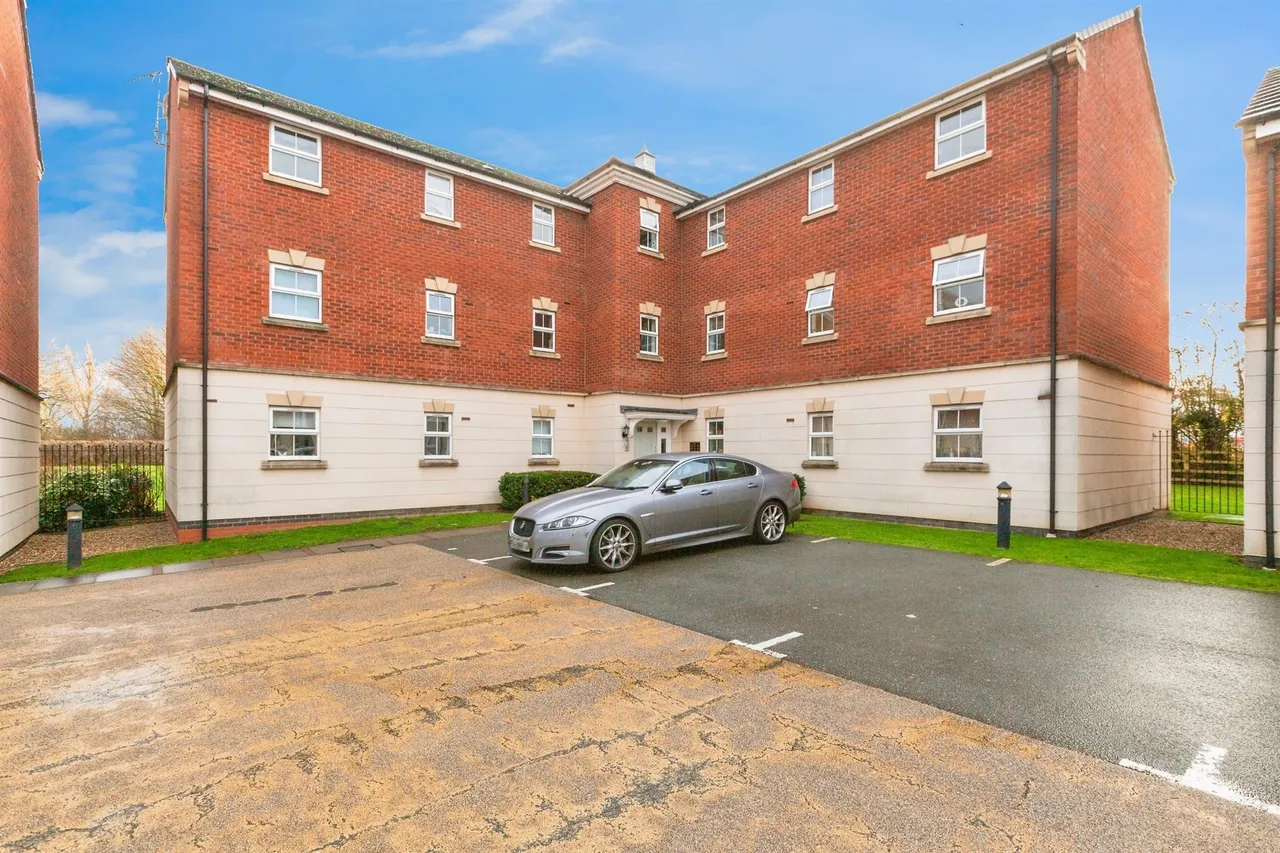 2 bed flat for sale, Loughland Close, Blaby, LE8