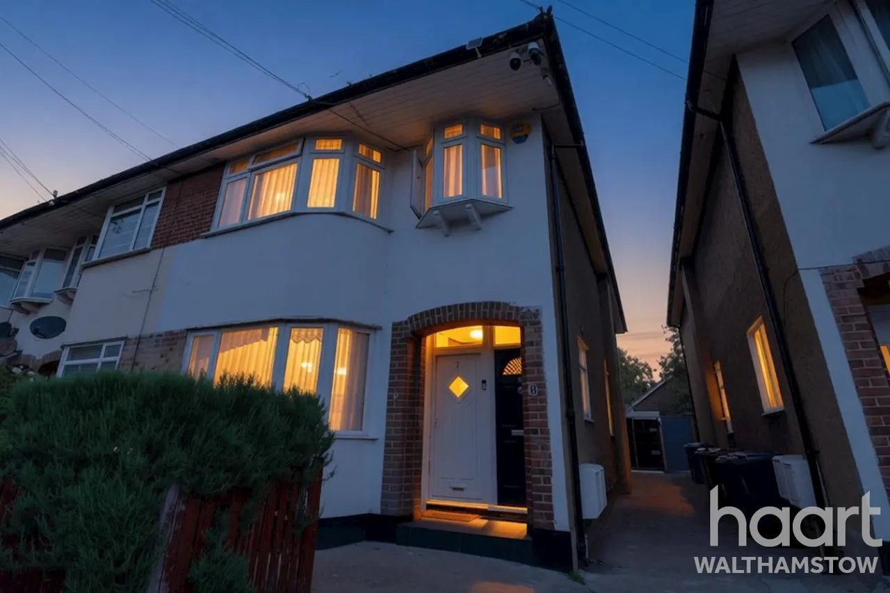 2 bed flat for sale, Kingsley Gardens, Chingford, E4