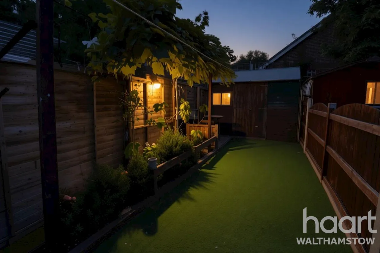 Kingsley Gardens, Chingford, E4, photo 21
