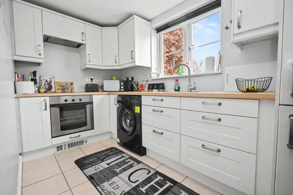 2 bed flat for sale, Moorcroft Court, Ossett, WF5