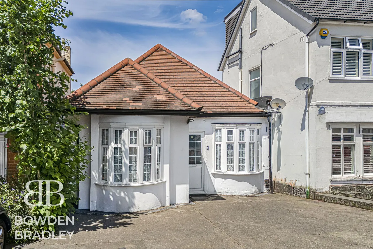 4 bed house for sale — Marlands Road, Clayhall, IG5