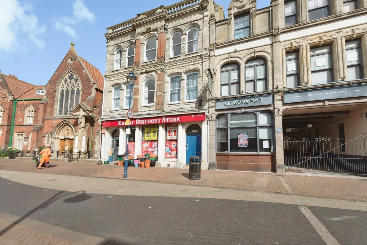 3 bed flat for sale, High Street, Gosport, PO12
